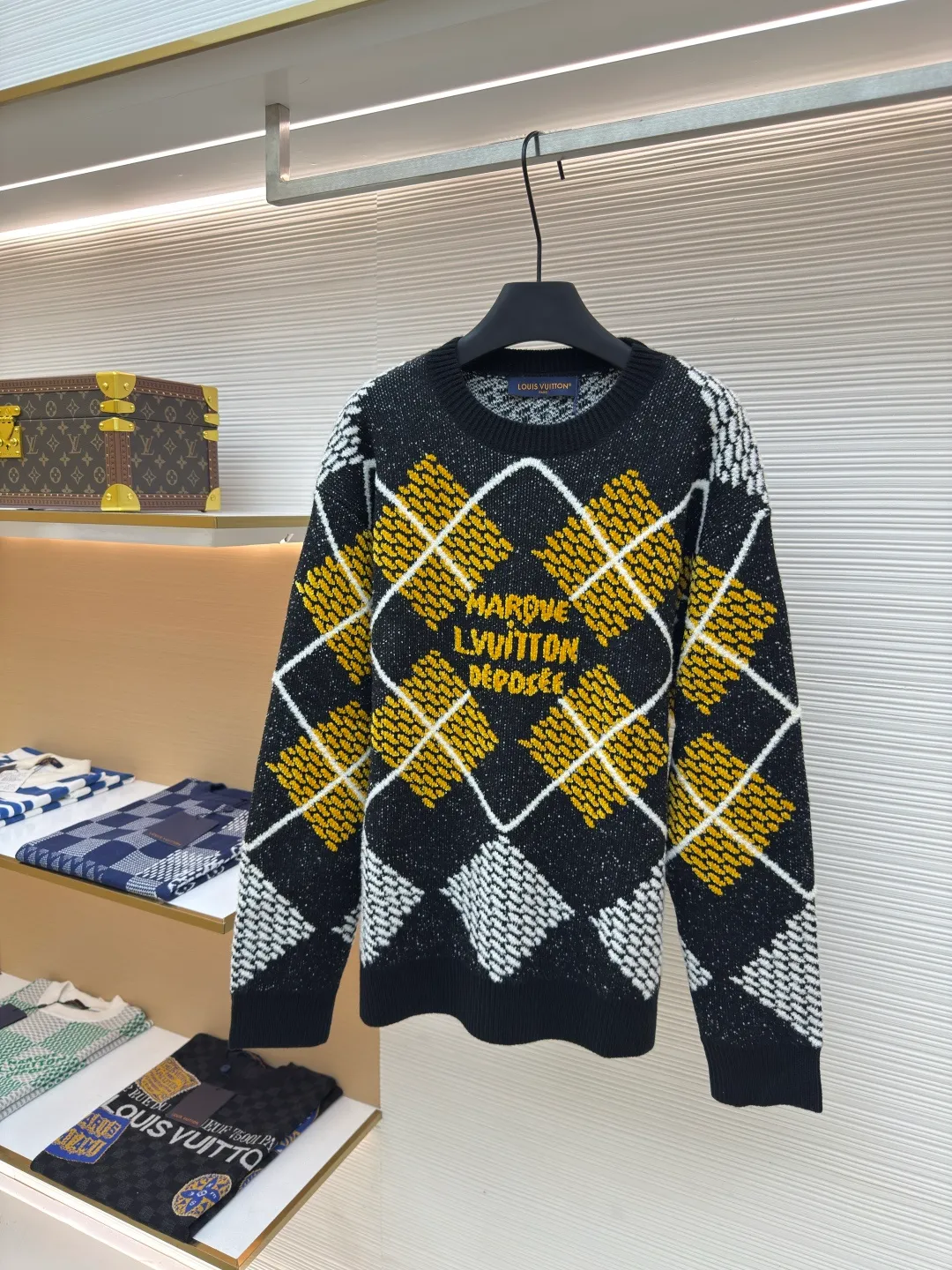 LOUIS VUITTON checkerboard checkered knitted sweater ●Authentic product: Purchased and developed for 14800 ●Item number: 1680234-B70 ●Fabric: wool blended fabric ●Technology: knitted ●Version: loose fit ●Weight: about 770 grams ●Size: XS-S-M-L ●Description: The white yarn is 50 wool special loop yarn, the black yarn is 28 count double-ply 50 wool blended yarn, the yellow yarn is 50 wool chenille, artificially finely patterned on the board, and the imported Stoll five-knitting machine is used to make the entire three-color sesame base jacquard process on the board. It is knitted using the latest wool-hanging machine. The newly knitted garment has many knots. It can be matched with the same style to create a fashionable look, and can be used in various occasions. It has customized accessories and complete three standards. It is the same style for men and women!